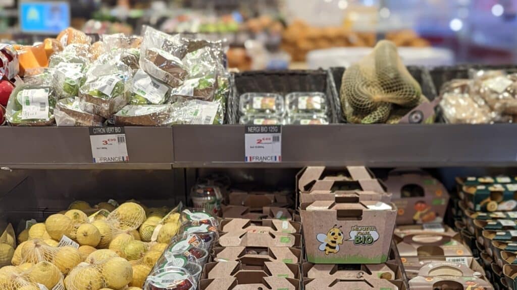 Rayon fruits et légumes d'un supermarché